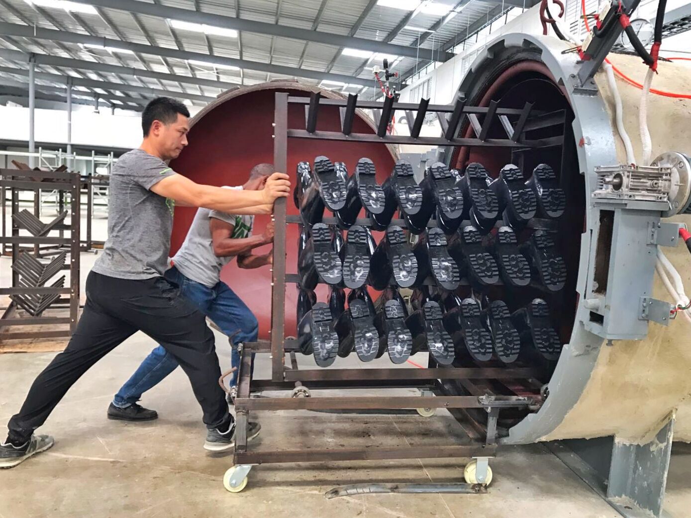 宁兴贸易集团多米尼加胶鞋生产基地试生产